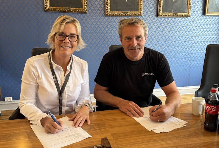 Adm. banksjef Anne Grethe-Knudsen og daglig leder i Byggmester Modalen AS, Richard Modalen, signerer kontrakten.